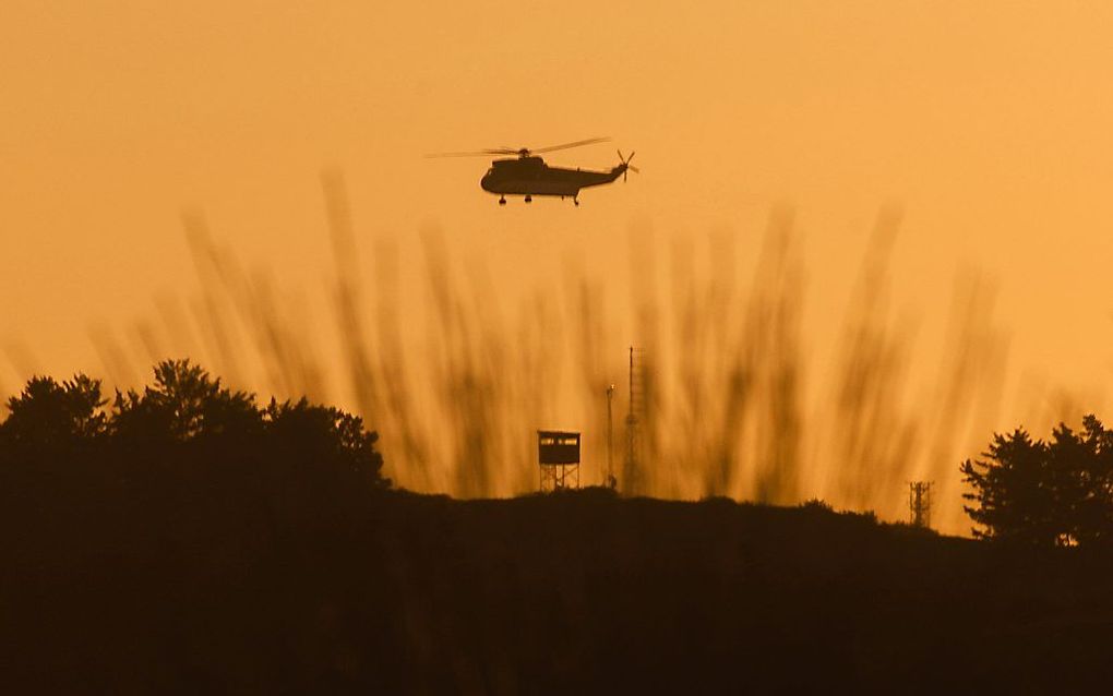 Een helikopter vliegt boven de Britse luchtmachtbasis op Cyprus. beeld AFP