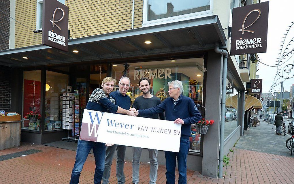 GRONINGEN. Dingeman van Wijnen (r) overhandigt het naambord van Wever Van Wijnen aan v.l.n.r. Harmen, Jan en Gert-Jan Riemer. beeld Riemer