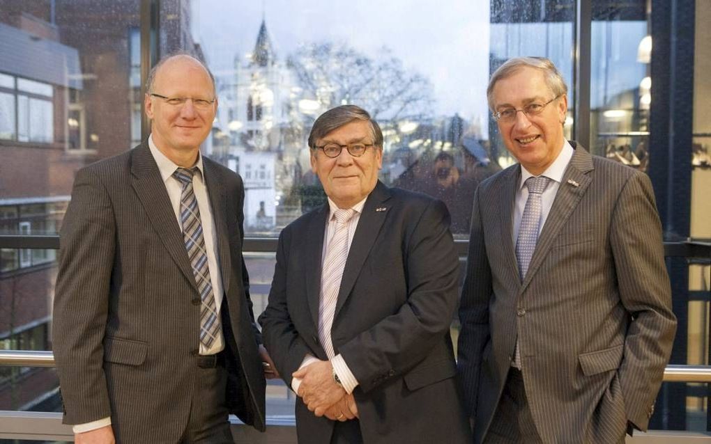 V.l.n.r. Frans Knuit, Gerard van Voorden en Ruth Seldenrijk, initiatiefnemers van het Diaconaal Loket Zeist, 
in het gemeentehuis van Zeist. Op de achtergrond is de Oude Kerk te zien. beeld Ruth Seldenrijk