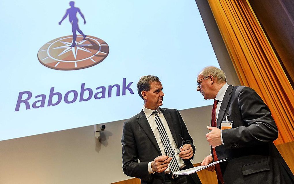 Wiebe Draijer (l), voorzitter van de raad van bestuur van de Rabobank, praat met directeuren van de lokale Rabobankvestigingen voorafgaand aan de Algemene Vergadering van Rabobank Nederland. beeld ANP