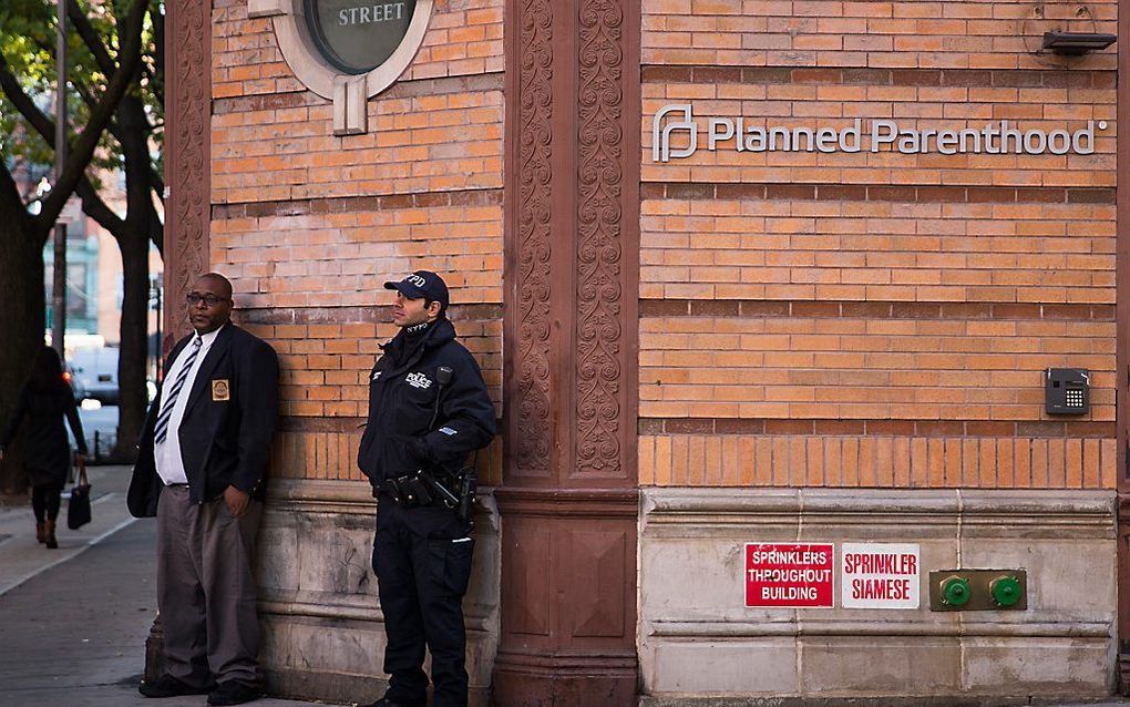 De verdachte van een dodelijke schietpartij bij een abortuskliniek in het Amerikaanse Colorado Springs, heeft tijdens een emotionele uitbarsting in de rechtbank schuld bekend. beeld AFP