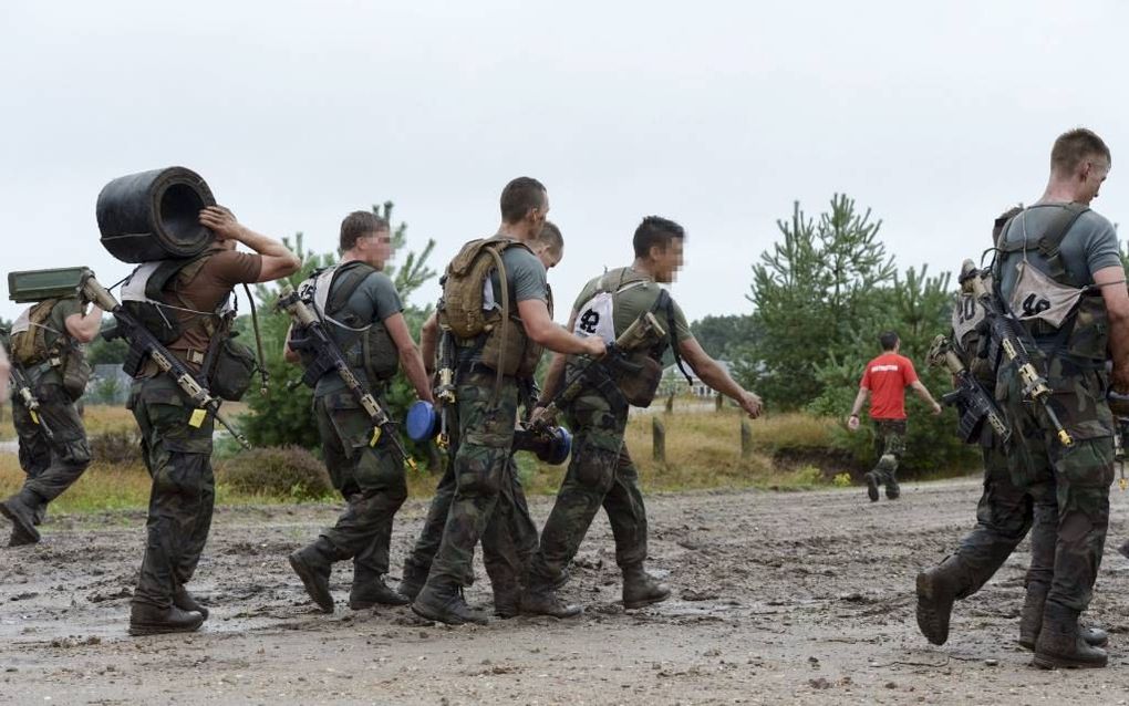 Mariniers op de hei bij 't Harde. Vier mannen dragen het bonkie, een zware stormram. beeld T-squadron NL Marsof