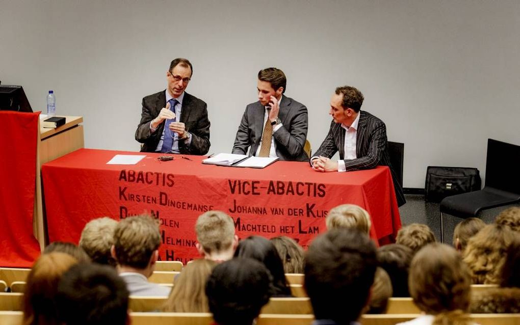 Prof. dr. W. van Vlastuin (l.) in gesprek met prof. dr. R. Ganzevoort (r.). beeld Roel Dijkstra