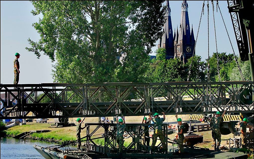 Een noodbrug wordt aangelegd voor Vierdaagse bij Cuijk. beeld ANP