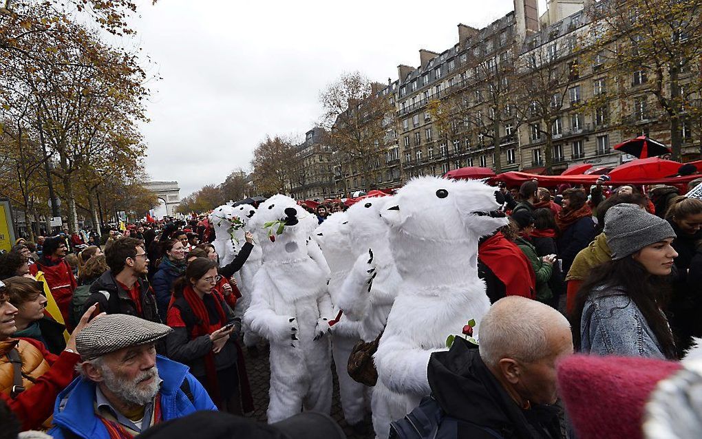 Als ijsbeer verklede activisten in Parijs. beeld AFP