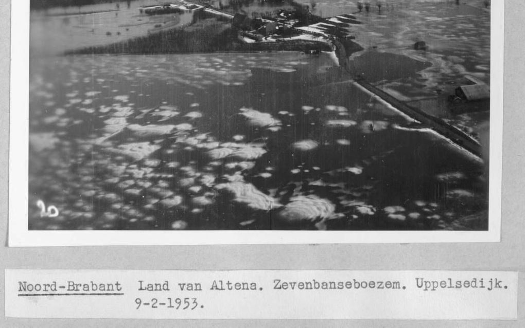 Blik op het Land van Altena op 9 februari 1953, met de Zevenbanseboezem en de Uppelsedijk. Foto uit ”Atlas van de Watersnood", Koos Hage