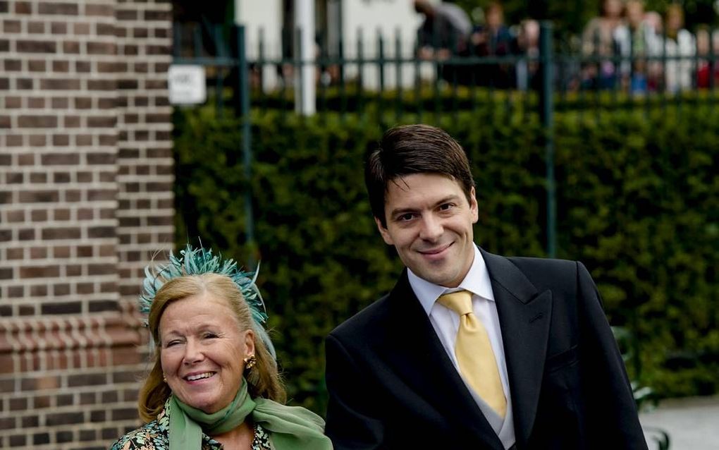 Prinses Christina met haar oudste zoon Bernardo tijdens het huwelijk van prins Jaime en prinses Viktória in oktober 2013.  beeld ANP