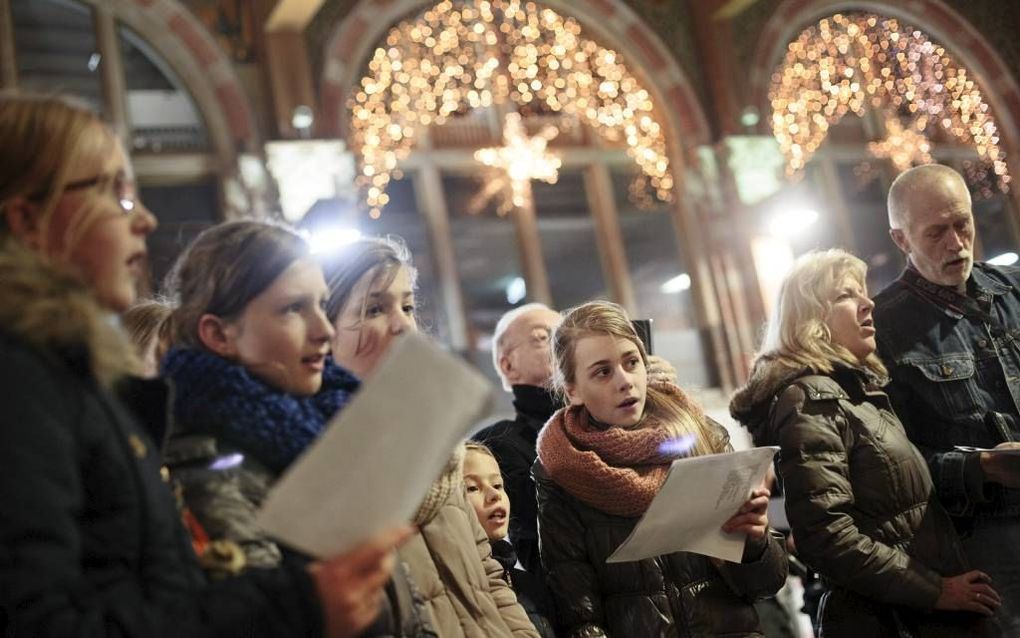 Kerstliederen zingen op het Centraal Station in Amsterdam. beeld Eran Oppenheimer