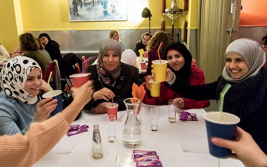 Maaltijd met enkele vrouwen in het AZC van Maastricht.               Beeld Novum Regio Foto, J-P Geussens