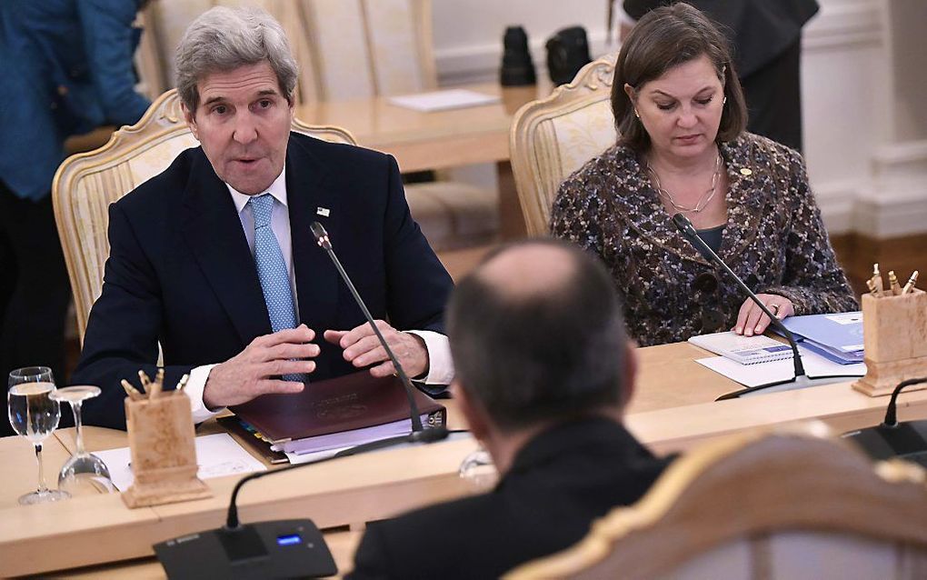 Kerry in gesprek met Lavrov, dinsdag in Moskou. Beeld AFP