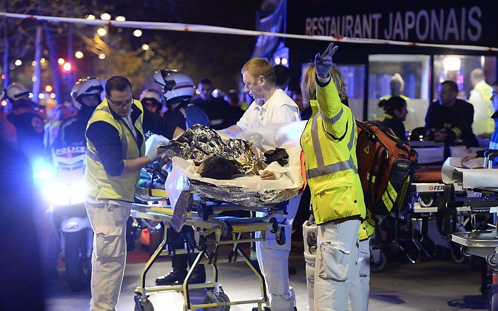 Hulpverlening op straat in Parijs na de aanslagen. Beeld AFP