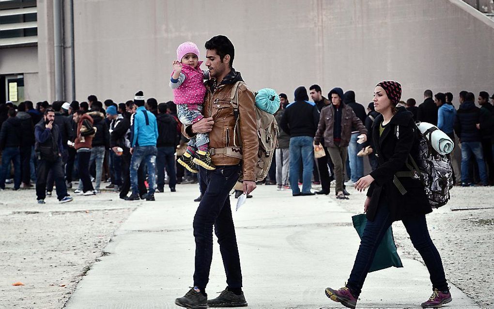 Migranten in Athene. beeld AFP