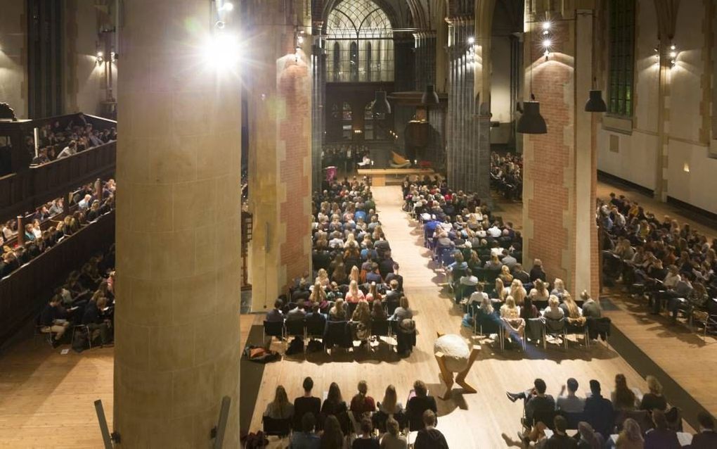 Circa 800 studenten woonden dinsdagavond in de Martinikerk in Groningen een kerstdienst bij.  beeld Sjaak Verboom