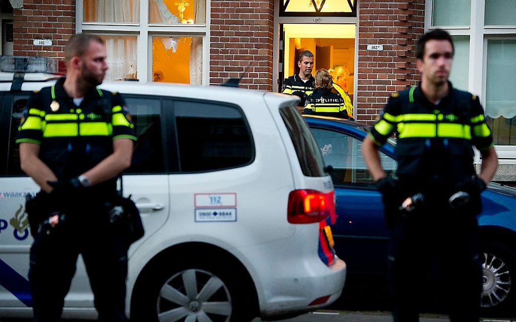 De Amsterdamse politie grijpt in bij een verward persoon. beeld ANP