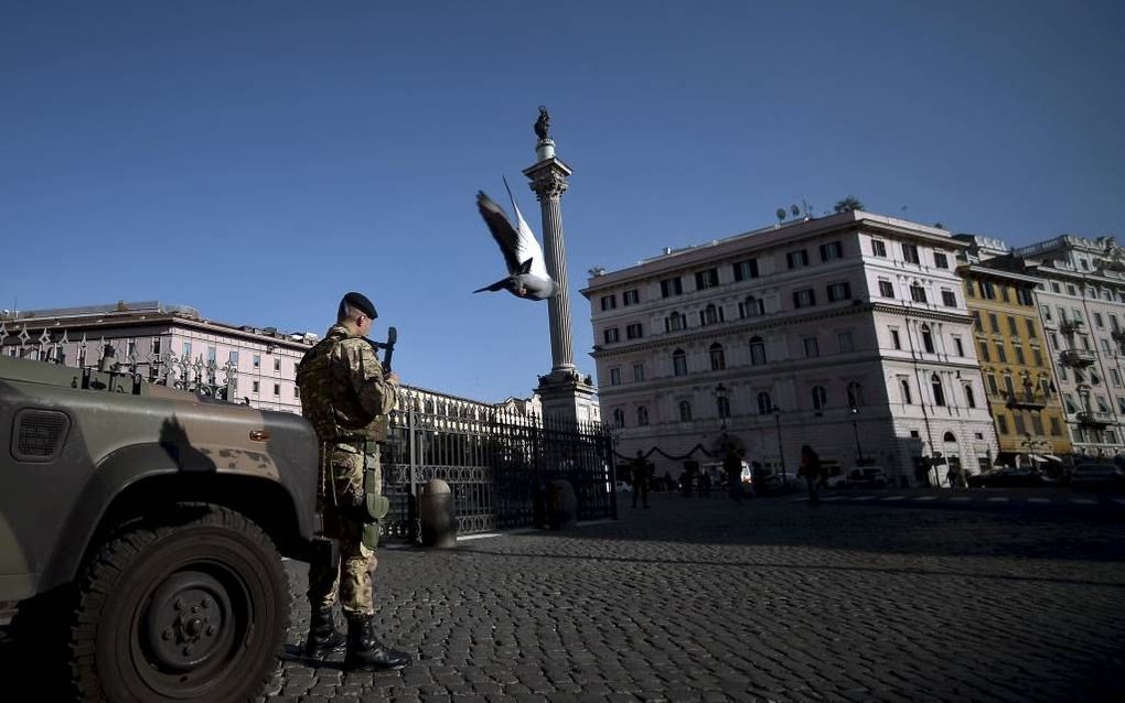 Italiaanse soldaten patrouilleren bij de basiliek Santa Marai Maggiore in Rome. IS-strijders noemen de stad geregeld als potentieel doelwit. Toch is het aantal IS-strijders dat uit Italië komt relatief laag. beeld AFP