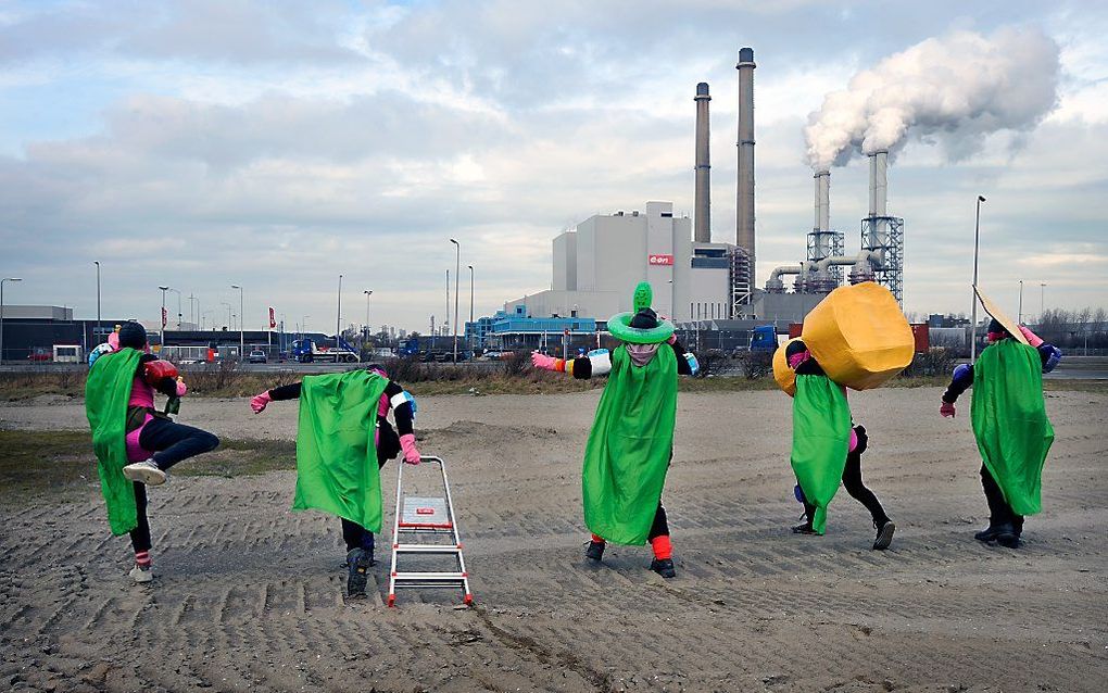 Milieuactivisten op de Maasvlakte. Beeld ANP