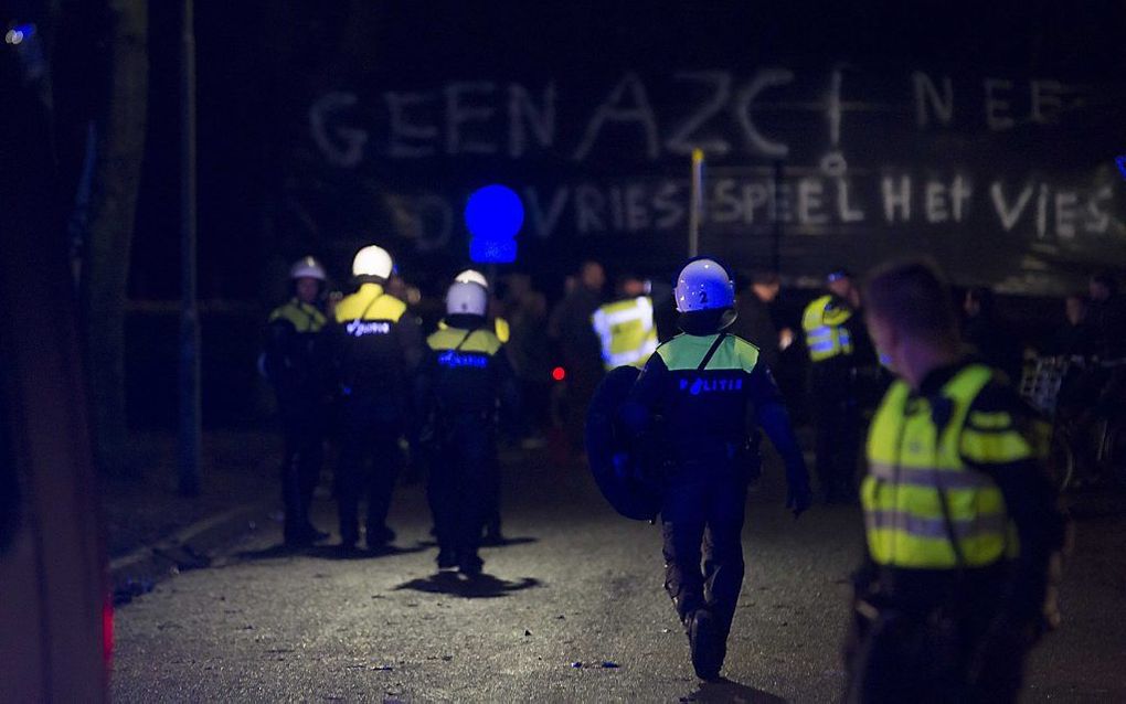 Protest bij het gemeentehuis van Geldermalsen, woensdagavond. beeld ANP