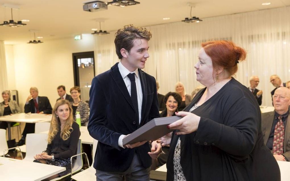 Uit handen van dr. Sabine Hiebsch ontvangt René Visser (l.) de eerste VU-Luther Award. Visser schreef een scriptie over Luthers ”Invocavitpreken". beeld Sjaak Verboom