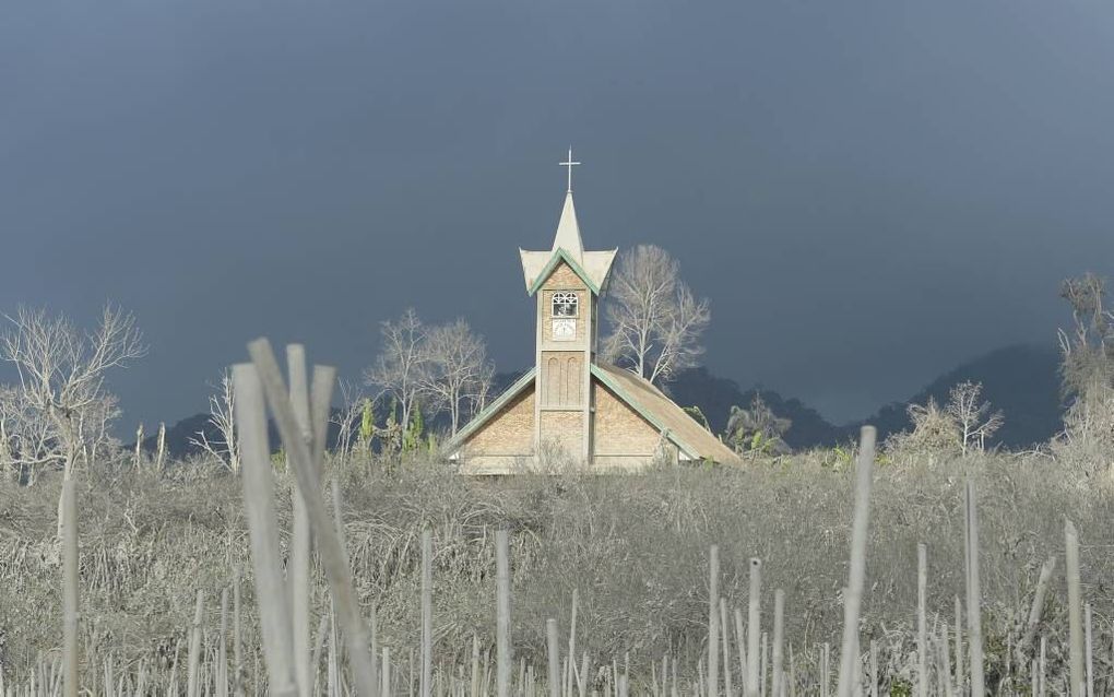 Een kerk in het Sumatraanse dorp Kutarayat, ten tijde van de uitbarsing van de vulkaan Sinabung in 2014. beeld AFP