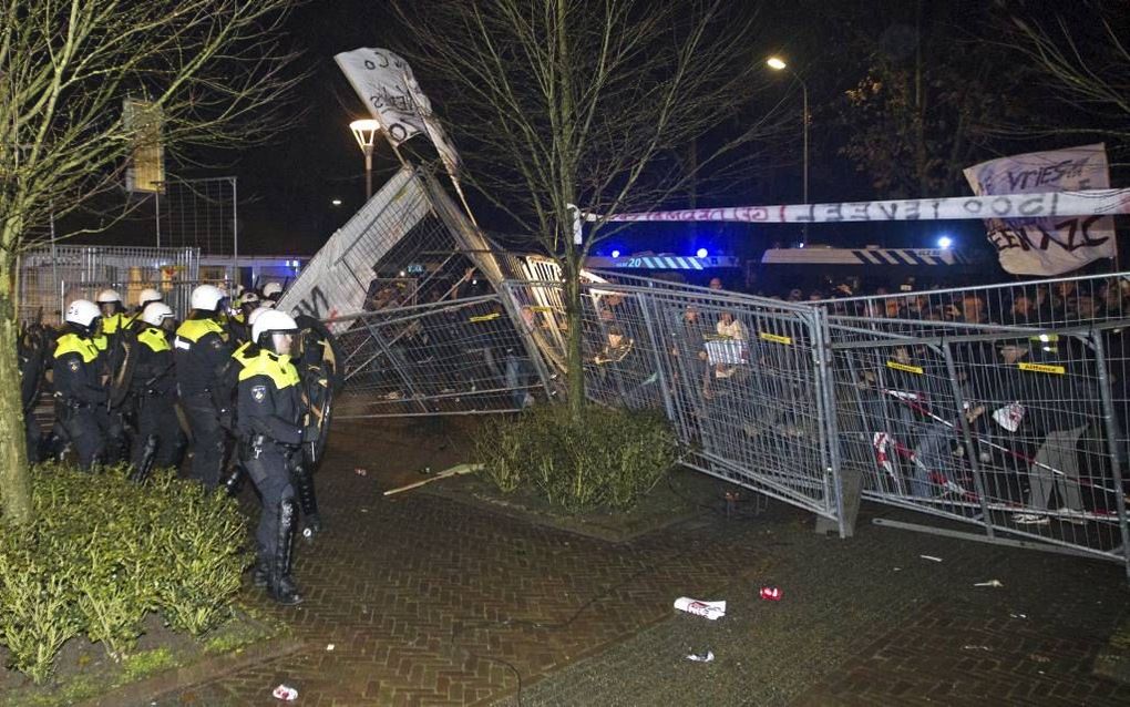 Leden van de Mobiele Eenheid moesten woensdagavond met lede ogen toezien hoe relschoppers in Geldermalsen de hekken gebruikte als stormram en door de barrière heenbraken. beeld ANP