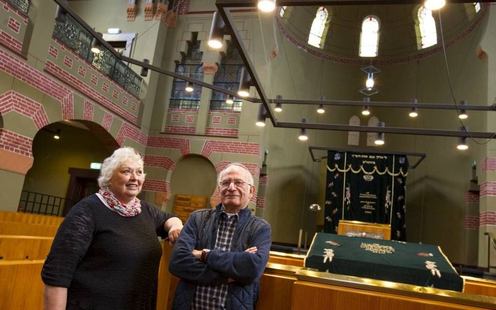 Voorzitter Frits Grunewald en bestuurslid Chaja Wolf van de Joodse gemeente Groningen zien de toekomst voor de gemeente ontspannen tegemoet. beeld RD, Anton Dommerholt