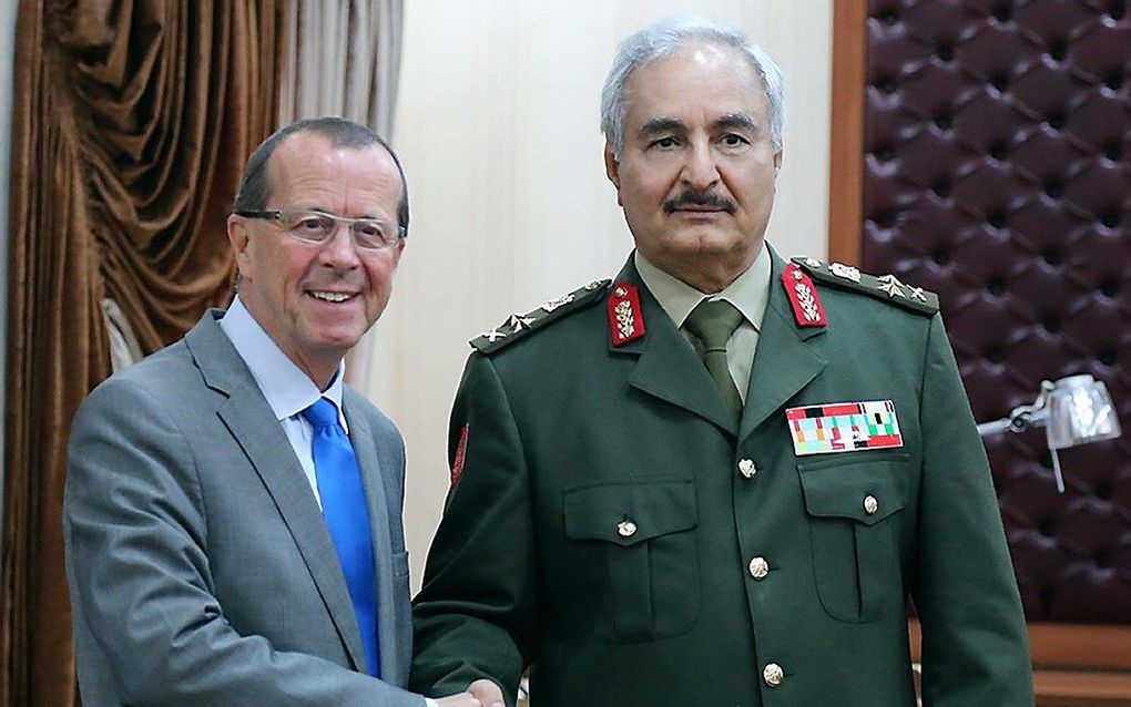 Generaal Khalifa Haftar (r.), hoofd van de gewapende troepen van de internationaal erkende regering van Libië, schudt de hand van VN-gezant Martin Kobler. beeld AFP