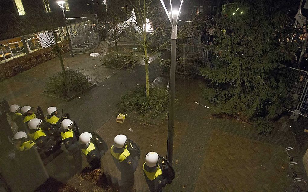 ME'er bij de raadsvergadering in Geldermalsen over de komst van een asielzoekerscentrum. beeld ANP