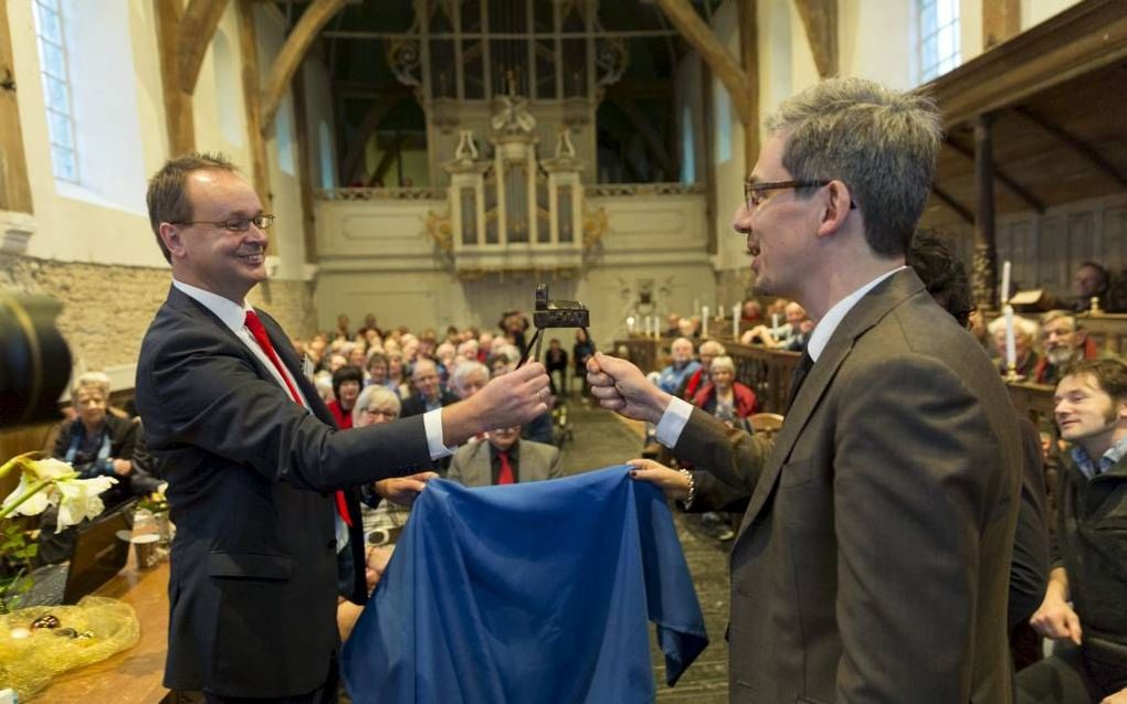 Dr. Justin Kroesen (r.) nam vrijdag afscheid als docent aan de Rijksuniversiteit Groningen (RUG). In Jorwerd hield hij ’s middags de derde Regnerus Steensmalezing. Daarbij kreeg hij van de Stichting Alde Fryske Tsjerken, waarvoor hij actief was, een aande