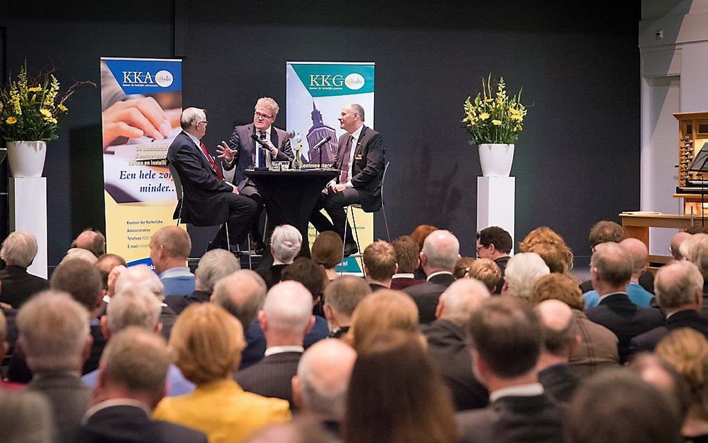 Symposium van KKG-KKA in Nijkerk. Journalist Riekelt Pasterkamp in gesprek met voorzitter A. Mosterd en scheidend directeur Henk Wobben. beeld Niek Stam