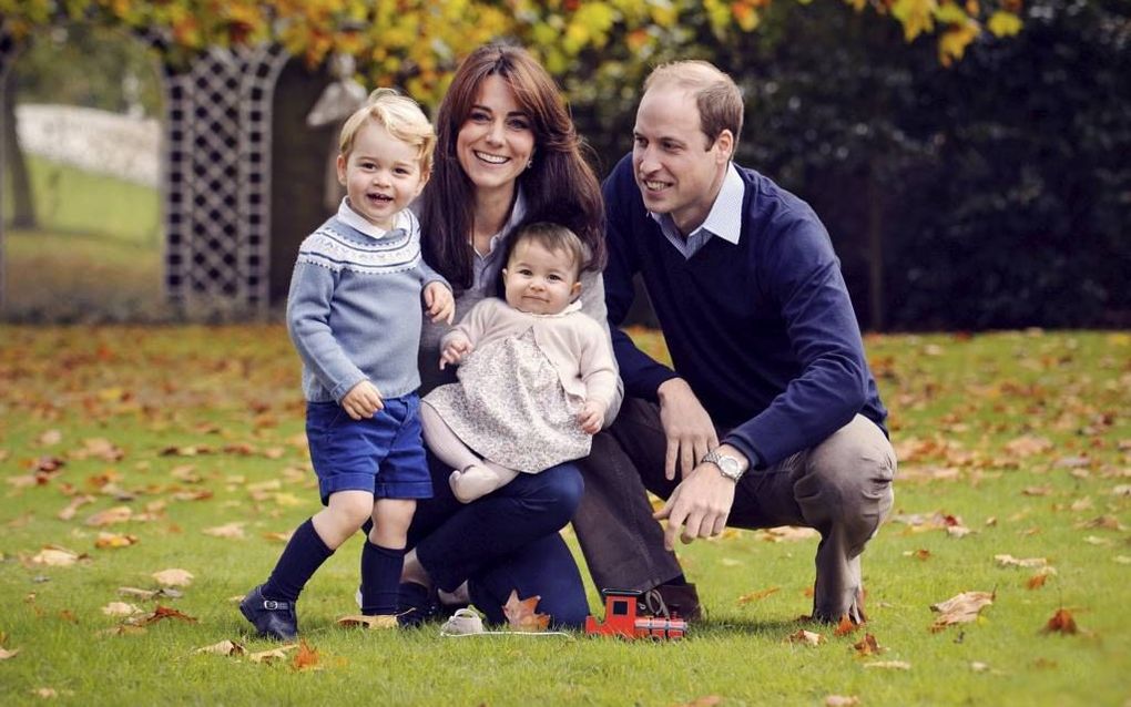 De Britse prins William en zijn vrouw Catherine, hertogin van Cambridge, gebruiken voor hun kerstwens een in oktober gemaakte foto waarop zij in de tuin van  Kensington Palace in Londen poseren met prins George (l.) en prinses Charlotte.  beeld EPA