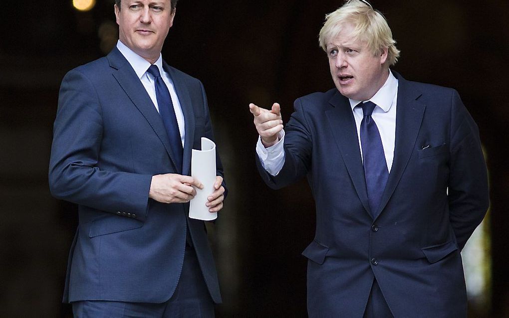 De Britse premier Cameron (l.) zou overwegen de Londense burgemeester Johnson (r.) te benoemen tot minister van Buitenlandse Zaken. AFP