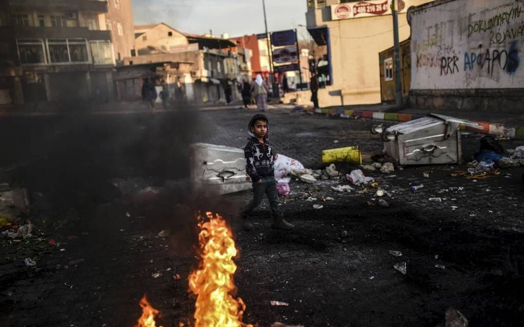 SIRNAK. In verschillende Turkse steden, waaronder de zuidoostelijke stad Sirnak (foto), gingen Koerden gisteren de straat op om te protesteren tegen het optreden van Turkse troepen tegen Koerden in de steden Cizre en Silopi. In Silopi zouden hele wijken m