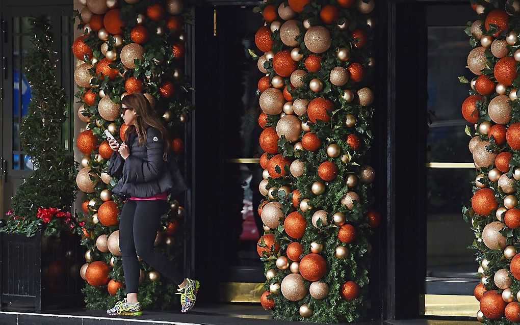 De sultan van Brunei heeft de viering van Kerst in zijn land verboden. Het Dorchesterhotel in Londen -eigendom van de schatrijke sultan- is echter wel rijk versierd met kerstattributen. beeld  AFP