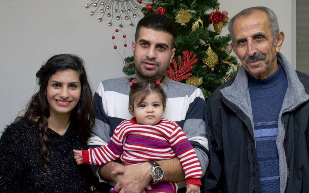 BEIT SAHOUR. Voor Palestijnse christenen is Kerst druk. Foto v.l.n.r.: Maryam en Samar Nassar met dochter en Khader Ibrahim Odeh.   beeld Alfred Muller