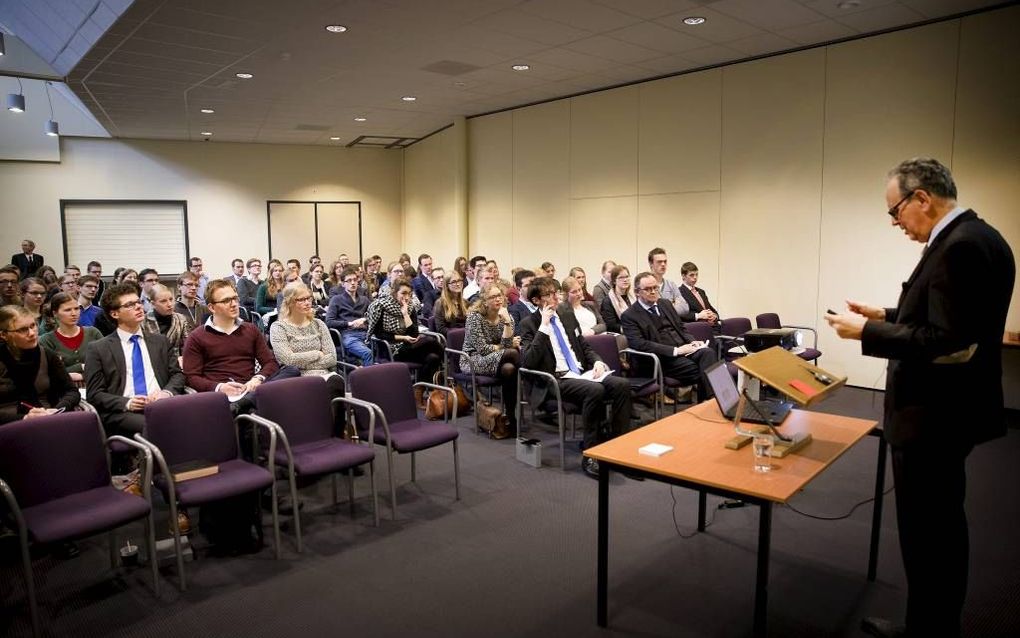 Dr. W. Fieret (r.) was dinsdag een van de sprekers op een congres van Solidamentum in Barneveld.
 beeld RD, Henk Visscher