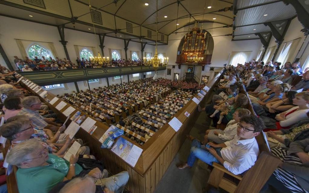 URK. Psalmen zijn „bij uitstek een samenbindende factor zijn” in Urk, stelt het lokale nieuwsblad. Foto: zang in de Urker Bethelkerk.  beeld Freddy Schinkel