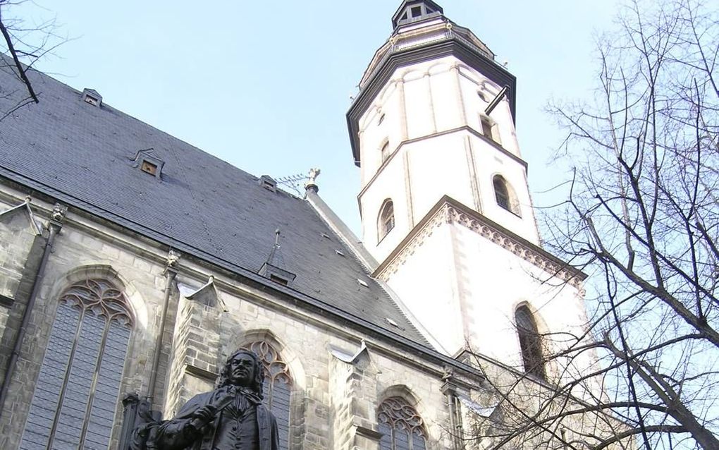 Het standbeeld voor Bach bij de Thomaskirche in Leipzig. Beeld RD