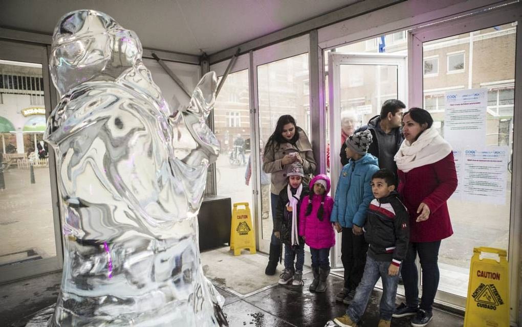 Op de Scheveningse boulevard zijn ijssculpturen te zien, maar door het warme weer hebben de beelden het moeilijk en smelten ze. De organisatie heeft tenten met koelmachines geplaatst zodat de ijssculpturen het langer volhouden. beeld ANP