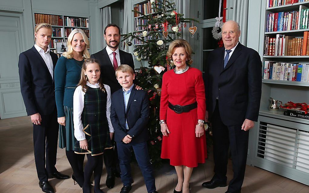 Koning Harald en koningin Sonja van Noorwegen, met de Noorse kroonprins Haakon en zijn vrouw en kinderen. beeld EPA