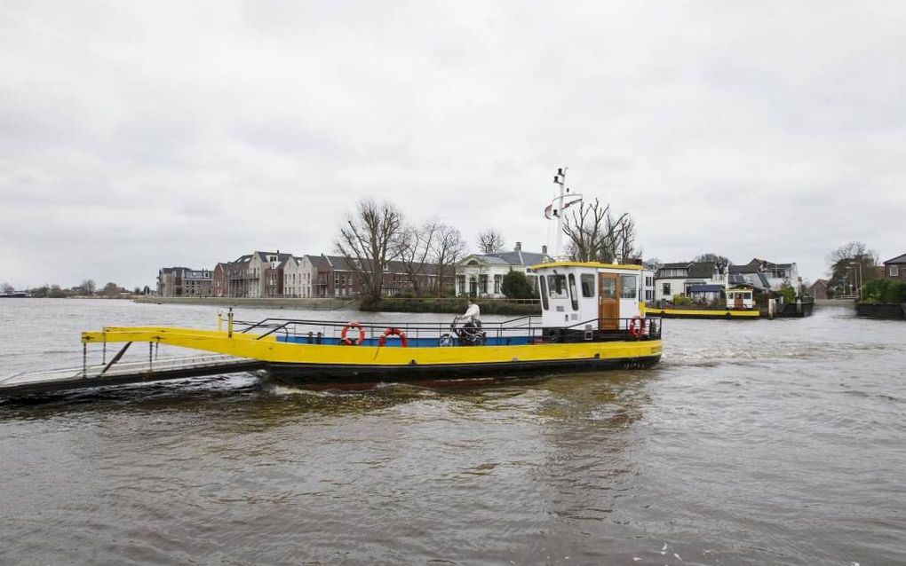 De rivaliteit tussen de dorpen Gouderak en Ouderkerk, beiden langs de Hollandsche IJssel, heerst tot op de dag vandaag. „Ouderkerkers namen het Gouderakkers kwalijk dat zij de vuilstortingen in de Zellingwijk had laten gebeuren.” Foto: de pont Moordrecht-