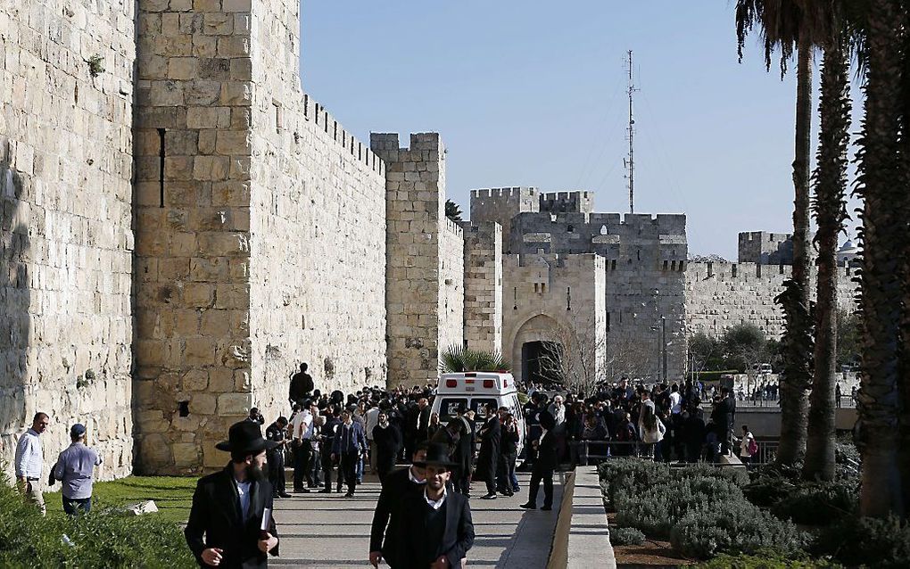 Twee Israëli’s zijn woensdag omgekomen bij een steekpartij in Jeruzalem. Twee Palestijnse daders werden door patrouillerende grenspolitiemensen doodgeschoten. beeld AFP