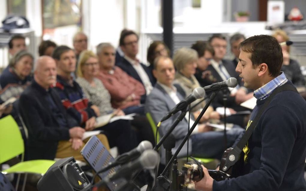 GELDERMALSEN. Tijdens een interkerkelijke bijeenkomst gisteravond verwerkte een flink aantal inwoners van Geldermalsen de rellen van vorige week. De christelijke asielzoeker Firas Lumsden zong Psalm 40 in het Arabisch.  beeld William Hoogteyling