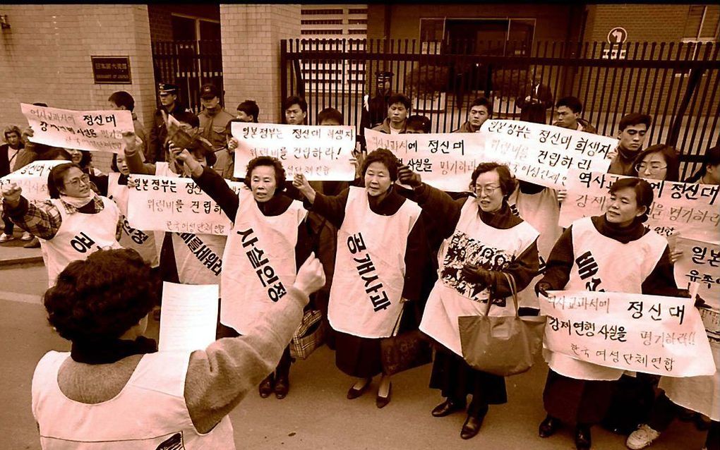 Slachtoffers van slavernij in bordelen tijdens de Tweede Wereldoorlog protesteren bij de Japanse ambassade in Seoul, januari 1992. beeld EPA