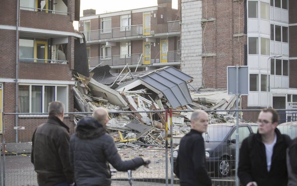 Een krachtige explosie in een flat in Drachten heeft gisteravond zeker 12 woningen verwoest. Mogelijk heeft een depressieve man de ontploffing veroorzaakt. beeld ANP