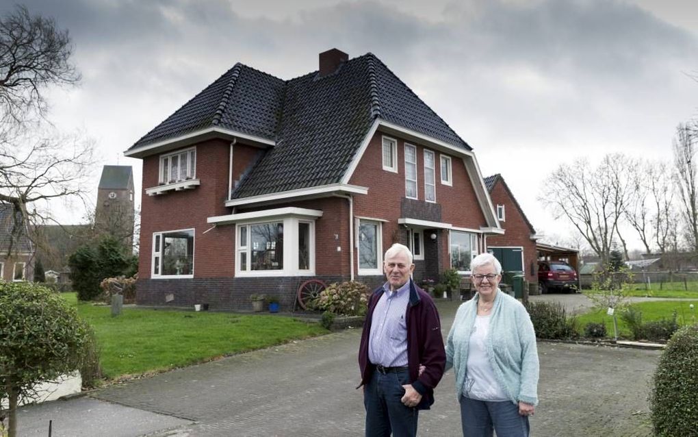 STEDUM. Het echtpaar Hommo en Sieta Smit voor hun woning in Stedum, hartje aardbevingsgebied in Groningen. beeld Sjaak Verboom