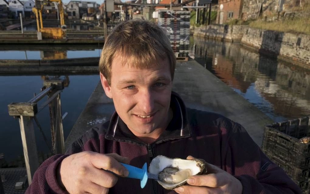 YERSEKE. Tom Sinke in Yerseke handelt in schelpdieren. Op de jaarlijkse mosseldag in zijn woonplaats, eind augustus, maakte hij een oester open met 21 parels erin. „Er worden vaker parels in een oester gevonden, maar meestal niet meer dan één of twee.” be