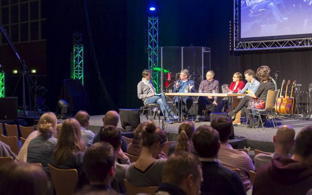 Tijdens de HGJB-kerstconferentie interviewden Tijs van den Brink en Vincenza la Porta oud-stafleden van de HGJB.  beeld Sjaak Verboom