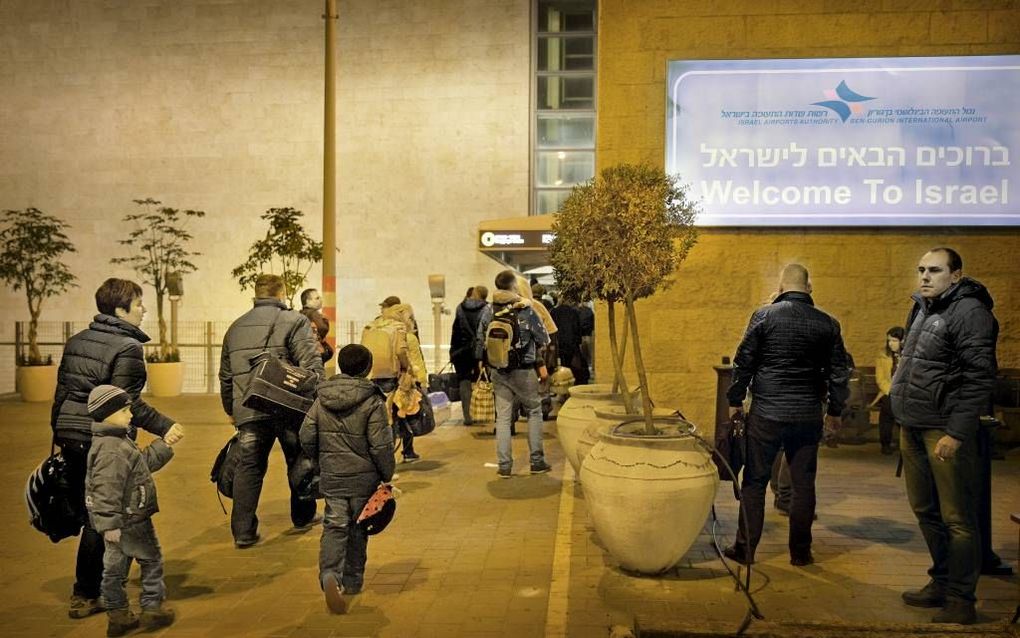 De families Tzarenko en Pleshkov bij hun aankomst in Israël. Zij ontvluchtten het oorlogsgeweld in Oekraïne en maakten aliyah naar het Beloofde Land. beeld RD, Henk Visscher