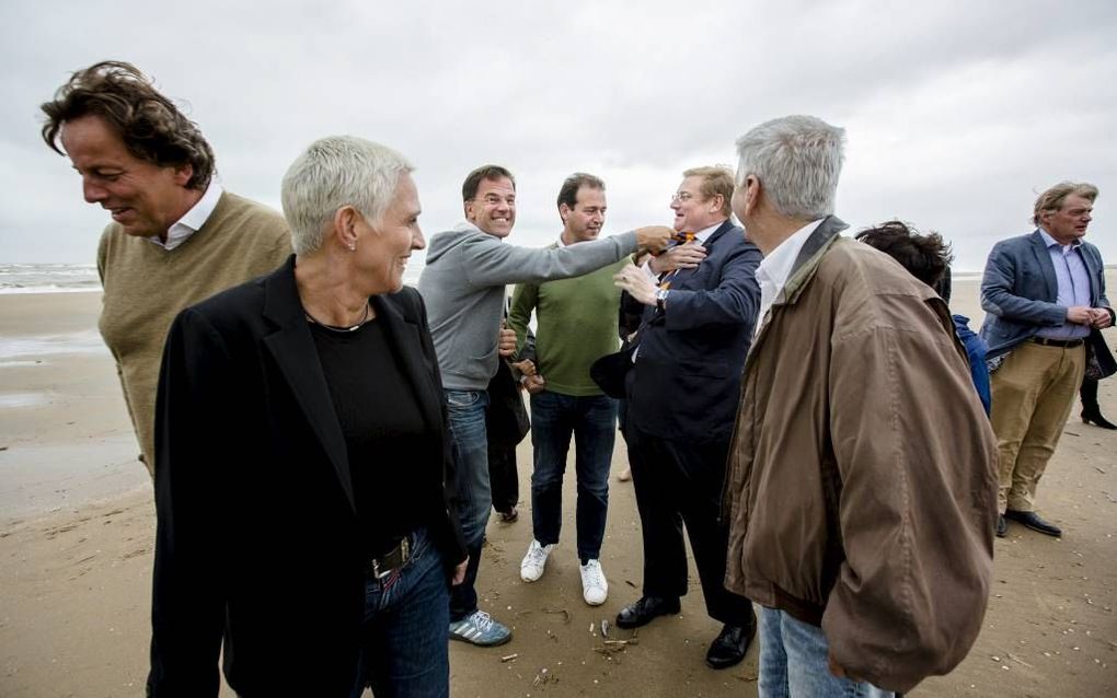 „Van der Steur draagt mooie pakken, zelfs op het strand, en altijd een oranje das. Maar pas op: dat eerste maakt hem nog niet tot een refo, en het tweede nog niet tot een SGP’er.” beeld ANP