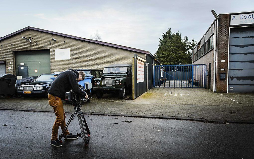 Een cameraman maakt opnames bij het garagebedrijf waar een 18-jarige jongen uit Sprundel en een 42-jarige man uit Schoondijke zijn ontvoerd. De politie gaat uit van een 'criminele' ontvoering. beeld ANP